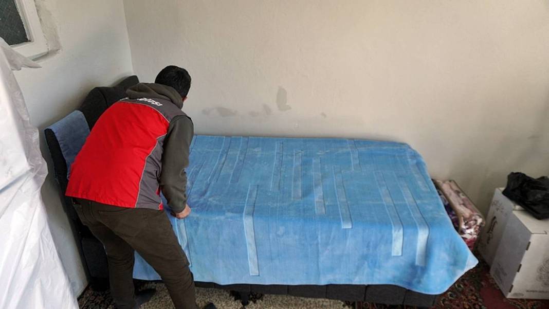 Komşular kötü kokudan şikayetçi olunca şaşırtan gerçek ortaya çıktı! 1 traktör kasasıyla anca taşınabildi 4